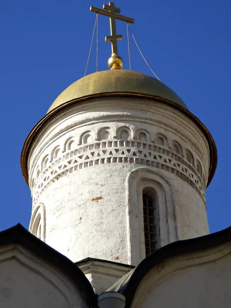 Cruz Sobre Cúpula Color Amarillo Dorado Una Iglesia Rusa — Foto de Stock