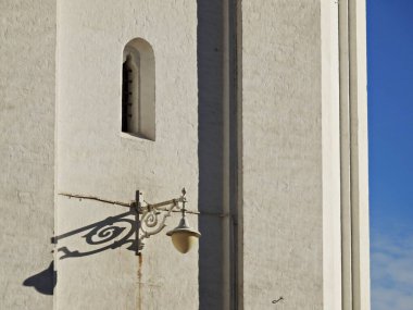 Avrupa tarzı lamba, tuğla ve harç binasının dış yüzeyini aydınlatıyor.