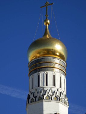 Rus kilisesinin altın sarısı kubbesinin üstündeki haç..