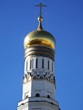Rus kilisesinin altın sarısı kubbesinin üstündeki haç..