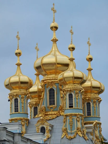 Croce Cima Alla Cupola Giallo Oro Una Chiesa Russa — Foto Stock