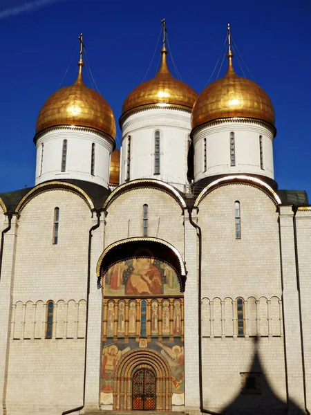 Croce Cima Alla Cupola Giallo Oro Una Chiesa Russa — Foto Stock