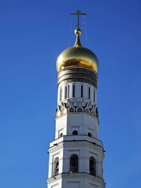 Das Kreuz Auf Der Goldgelben Kuppel Einer Russischen Kirche — Stockfoto