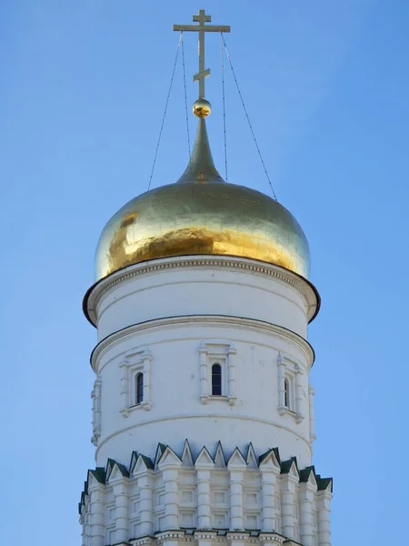 Risti Venäjän Kirkon Kullankeltaisen Kupolin Päällä — kuvapankkivalokuva