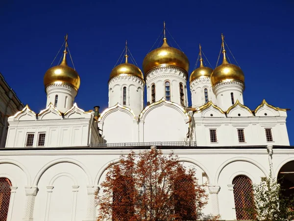 Cruz Sobre Cúpula Color Amarillo Dorado Una Iglesia Rusa — Foto de Stock