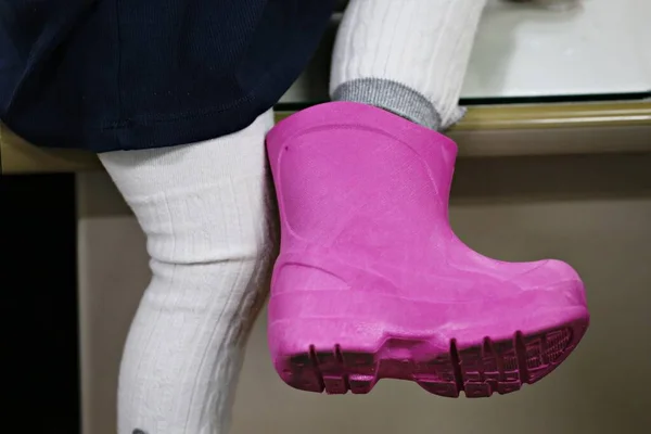 Waterproof shoes in rainy season Pink is always a favorite color for girls.