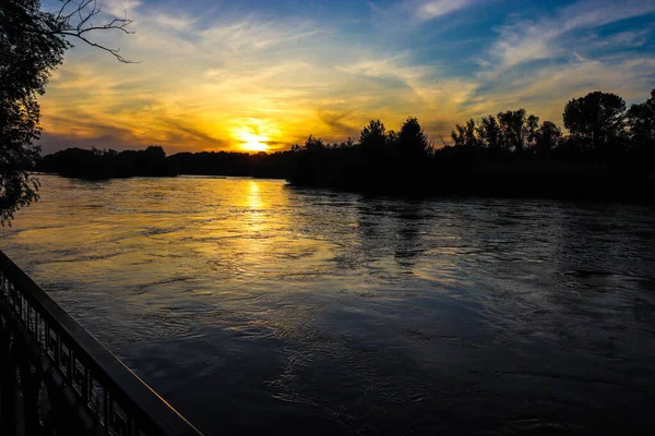 Gölün üzerinde güzel bir gün batımı
