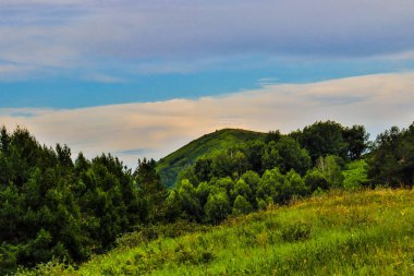 Dağlarda dağları olan güzel bir manzara.
