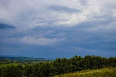 Dağlarda dağları olan güzel bir manzara.