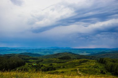Dağlarda dağları olan güzel bir manzara.