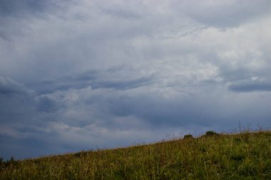 Dağlarda dağları olan güzel bir manzara.