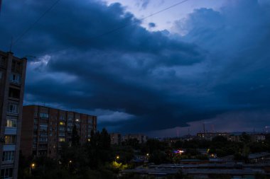 Şehrin üzerinde fırtına bulutları vardı.