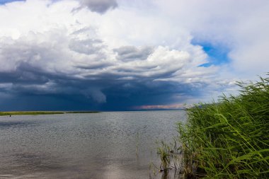 Gölün üzerindeki karanlık gökyüzünde bulutlar