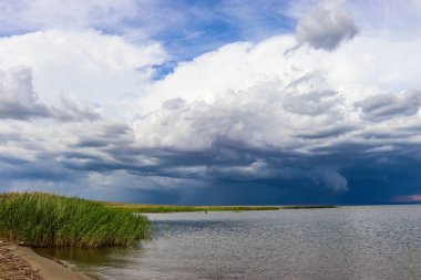 Gölün üzerinde fırtına bulutları