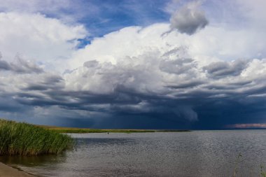 Gökyüzü bulutlu güzel bir göl manzarası