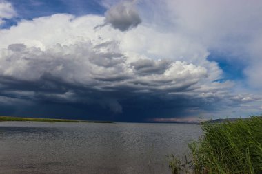 Göl üzerinde fırtına bulutları.