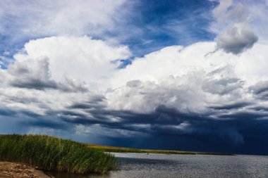 Nehir ve gölü olan güzel bir manzara.