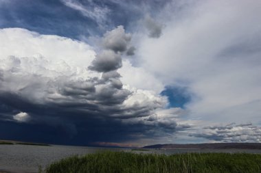 Gölde fırtına bulutu