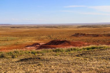Dağları ve mavi gökyüzü olan güzel bir manzara.
