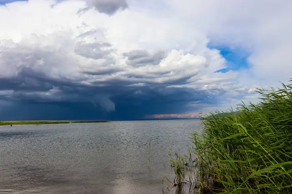 Gölün üzerindeki karanlık gökyüzünde bulutlar