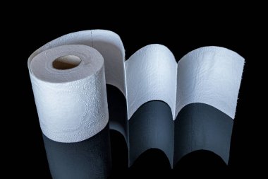 Siyah bir bardağa yansıyan beyaz tuvalet kağıdı.