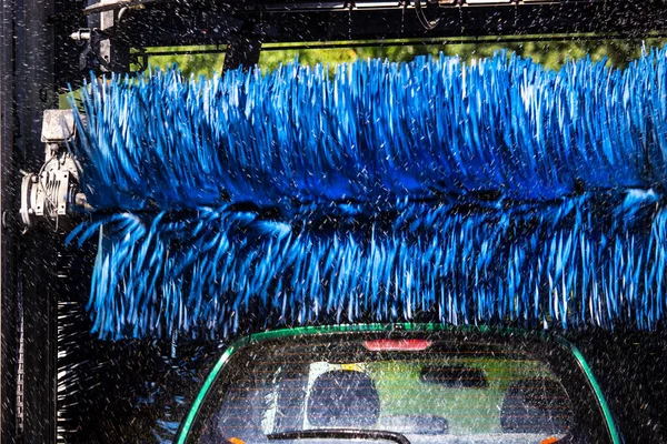 Niebieskie Szczotki Obrotowe Krople Wody Maszynach Automatycznego Mycia Samochodów — Zdjęcie stockowe