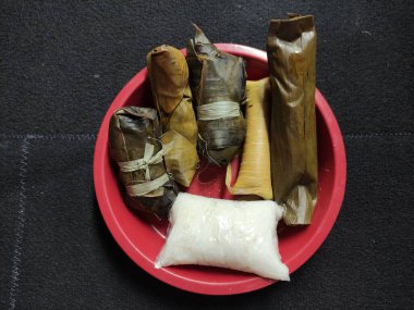 Yapraklara sarılmış pirinç buharlaşır ve yumuşar. Endonezya 'da buna Kurban Bayramı' nda kelontong denir..