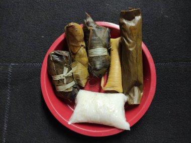 Kurban Bayramı 'nda yapraklara ve plastiğe sarılı işlenmiş pirincin çeşitli türleri