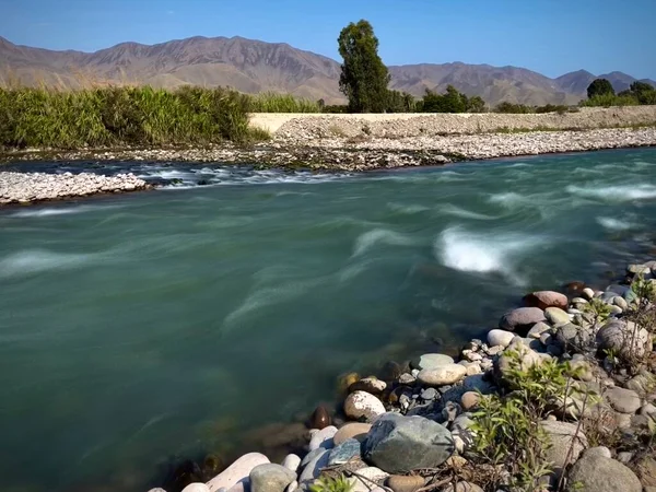 山中河流的美丽景色 — 图库照片