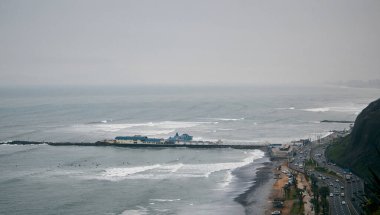 Deniz kıyısının güzel manzarası