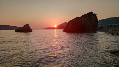 Denizin üzerinde güzel bir gün batımı