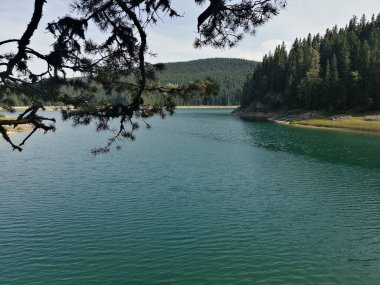 Dağlardaki güzel göl