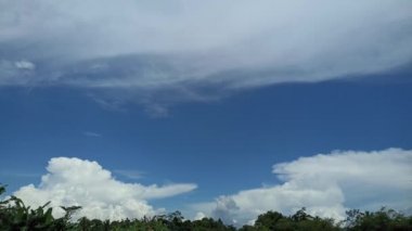 Mavi gökyüzü ve ince bulutlar gökyüzü, bulutlar, dağlar, doğal manzara temalı video veya çekim projeleriniz için uygundur.