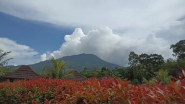 Dağların üzerindeki beyaz bulutlar gökyüzü, bulutlar, dağlar, doğal manzara temalı video veya çekim projelerinize uygundur.