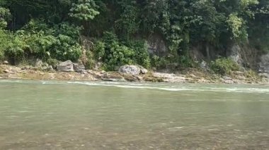 Sakin ve berrak nehir akışı sıcak güneşin altında, nehirler, su, göller ve doğa temalı video veya çekim projelerinize uygun olarak ferahlatıcıdır.
