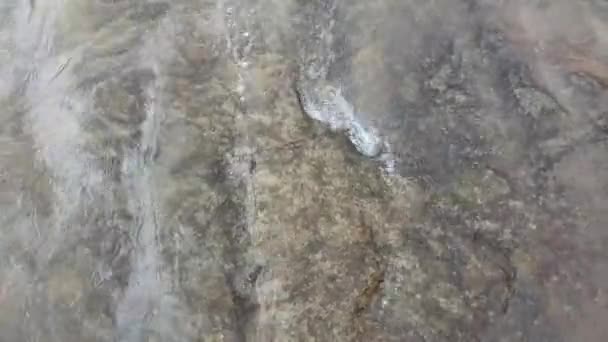 Río Tranquilo Fluyen Través Las Rocas Adecuadas Para Sus Proyectos — Vídeos de Stock