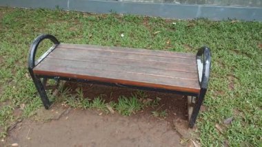 Gün boyunca bahçede sandalyeler