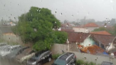 Pencere camına damlayan yağmur damlaları