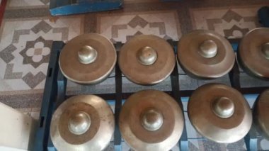 Gamelan küçük bonang müzik aleti