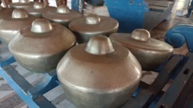 Altın bonang denilen bir gamelan müzik aleti.
