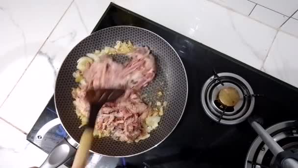 女人们在厨房里煮牛肉片的视频 烤牛肉片放在油锅上 从顶部的角度来看 — 图库视频影像