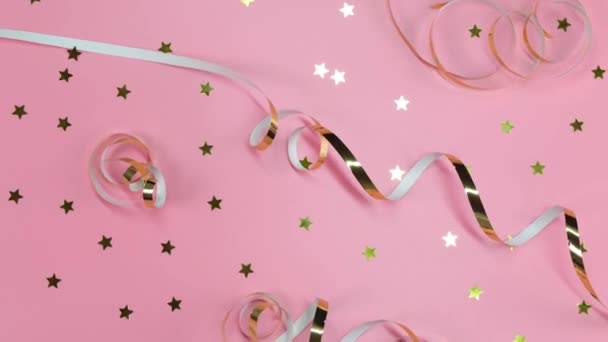 扁平的金丝带或蛇纹石和金丝雀的组成 在星星的粉色背景上 新生女孩或女孩的生日或庆祝活动的概念 高质量的4K镜头 — 图库视频影像