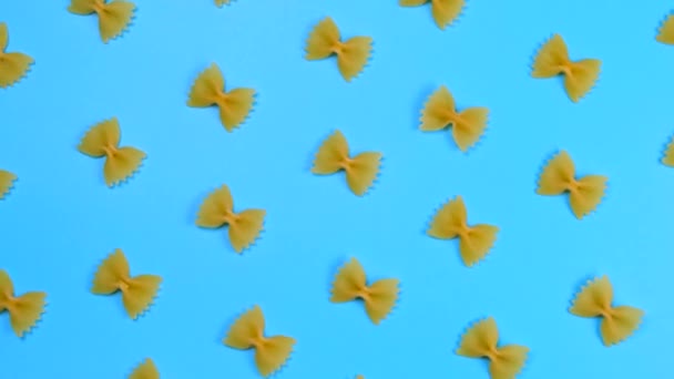 Fond Rotatif Pâtes Farfalle Sur Fond Bleu Images Haute Qualité — Video