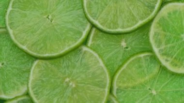 Limon dilimlerinin dönüşümlü arka planı yakın plan, yaz aylarında parlak arka plan. Yüksek kalite 4k görüntü