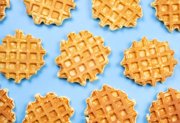 Mavi arka planda iştah açıcı tatlı waffle 'ların arka planı. Yaz, aydınlık, modaya uygun arka plan, gıda tasarımı. 