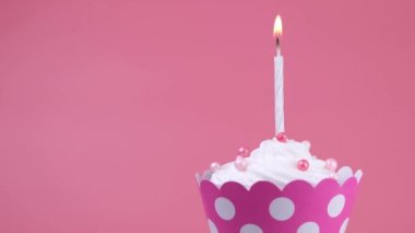 Yazı eklemek için arka plan, kız ya da kadın için doğum günü pastasını kopyalamak ya da pembe arka planda yanan mumu olan kek. Bir partiyi kutlama konsepti, pembeyle yıldönümü. Yüksek