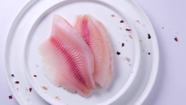 Telapya Balığı Filetosu Baharat Tuzlu Bir Tabakta Yakın Plan Deniz — Stok video