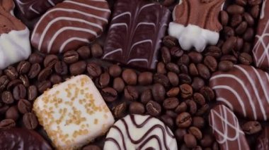 Çeşitli şekillerde çikolatalı kurabiyeler, çikolatalar, kahve taneleri ya da fasulyeler. Yüksek kalite 4k görüntü