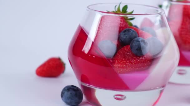 Buah Jelly Dengan Stroberi Dan Blueberry Gelas Dengan Latar Belakang — Stok Video