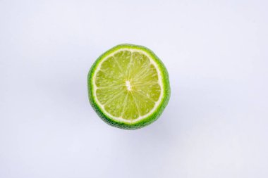  Beyaz arkaplanda yarı kireç izole. 